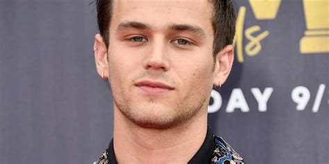 Brandon Flynn Opens Up About Coming Out & Speculation。